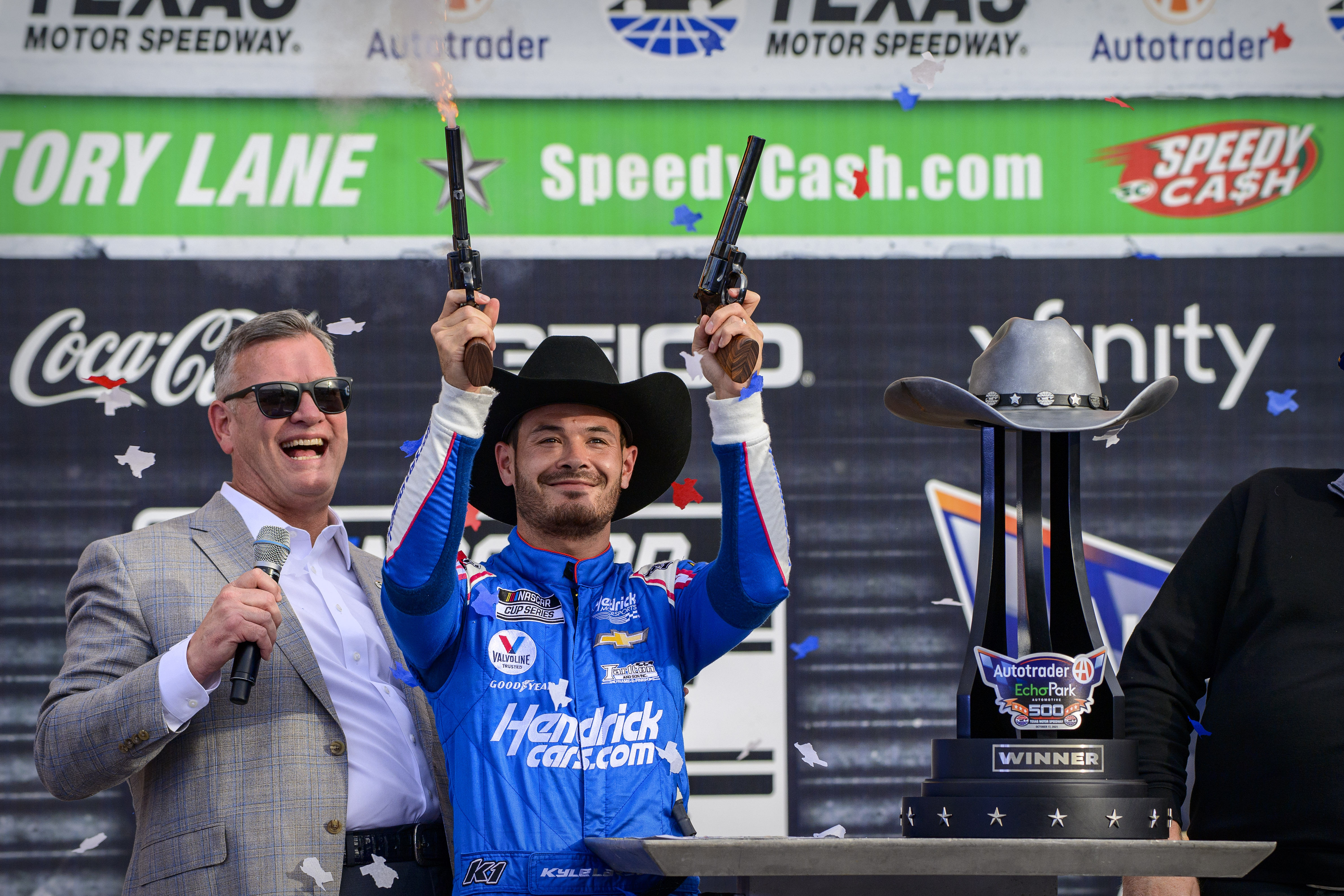 Kyle Larson won the 2021 Autotrader EchoPark Automotive 500 - Source: Imagn